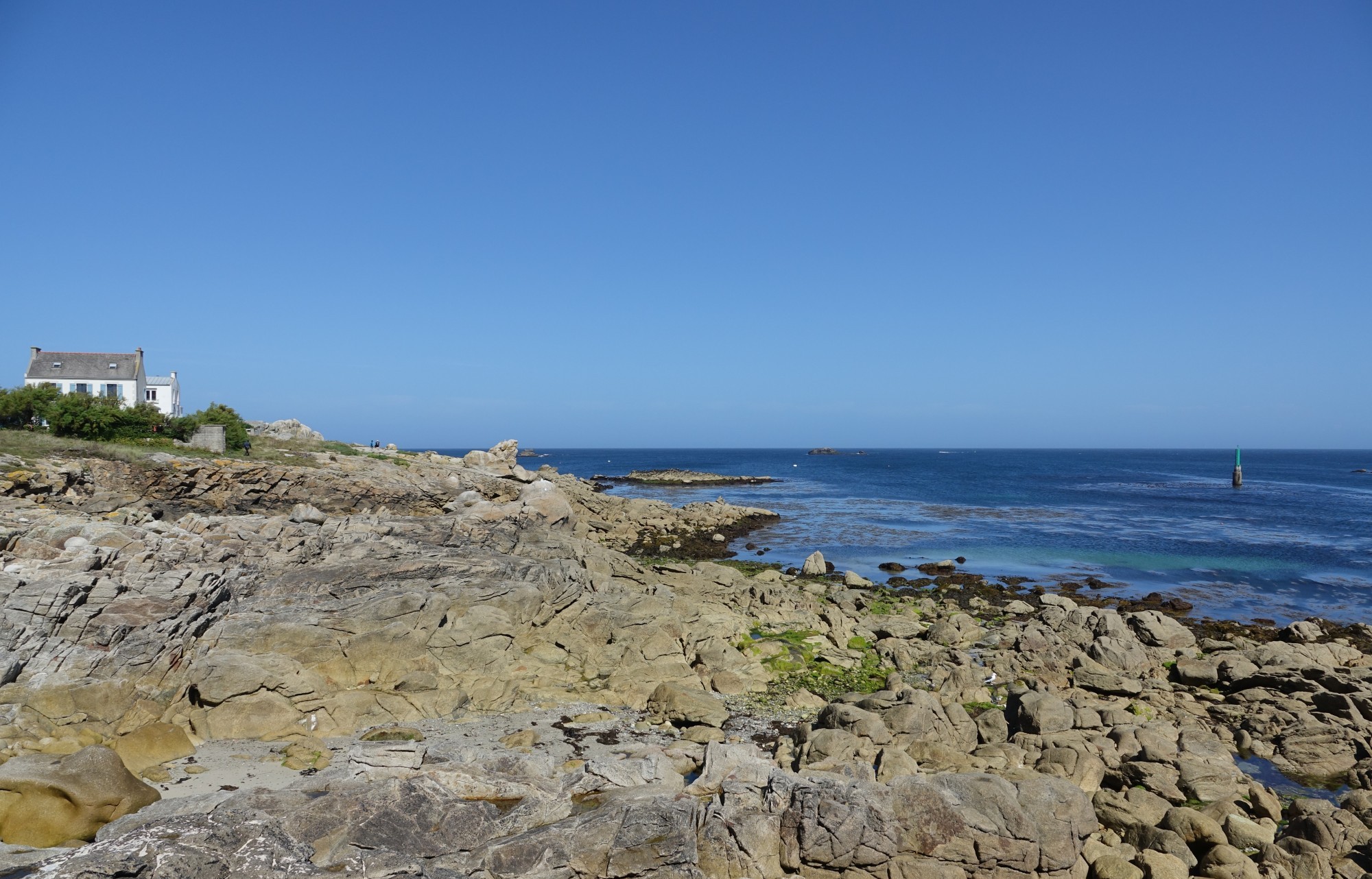Blick von der Insel Sein in der Bretagne aufs Meer.