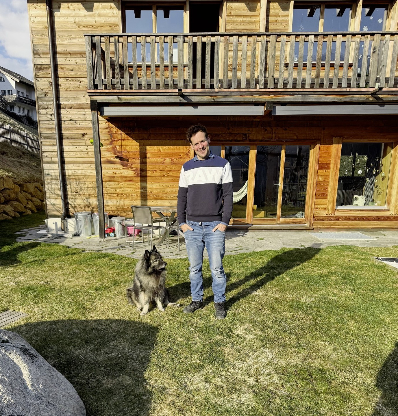 Daniel Albrecht vor seinem Haus in Fiesch VS.