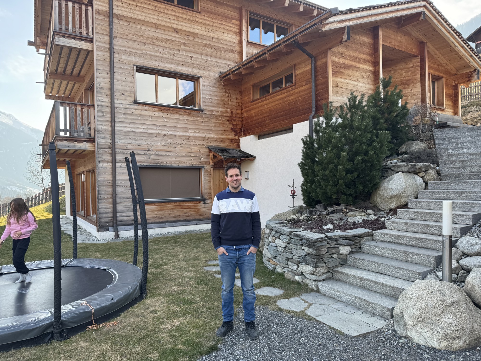 Daniel Albrecht und Tochter Maria vor dem Haus der Familie in Fiesch VS