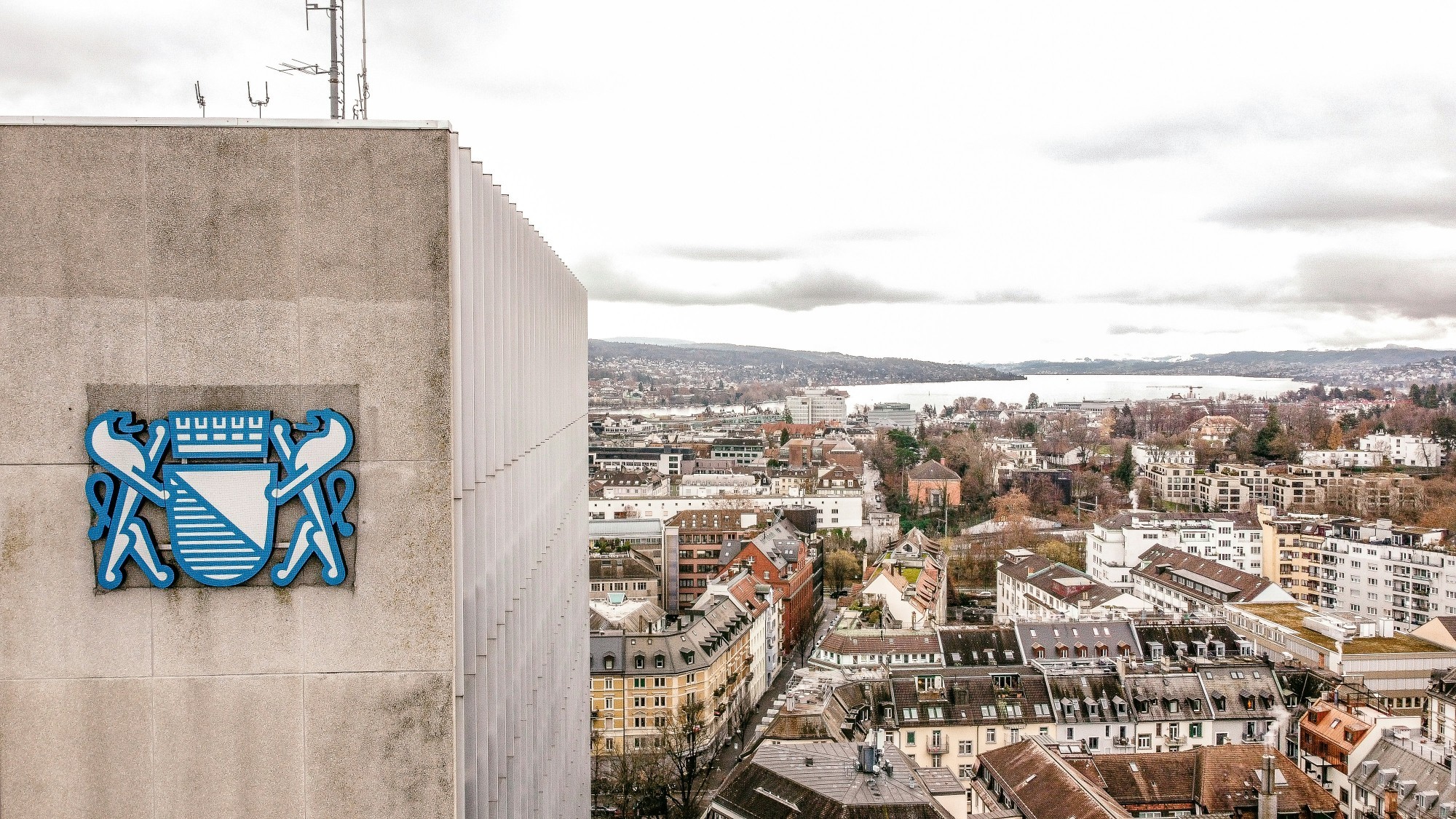 Werdhochhaus in Zürich und Blick auf Stadt