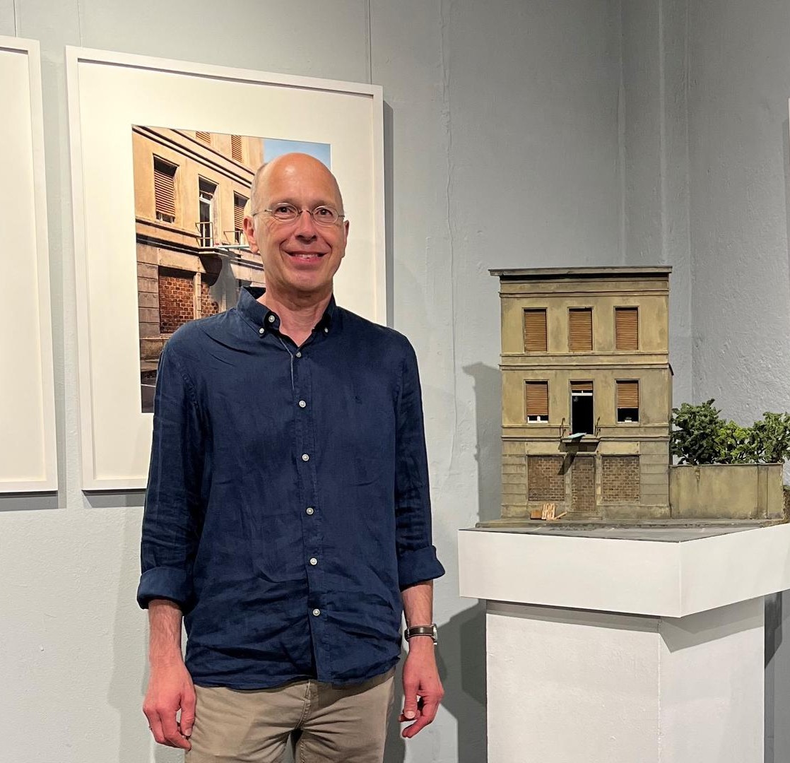 Der Frankfurter Künstler Frank Kunert an einer Ausstellung