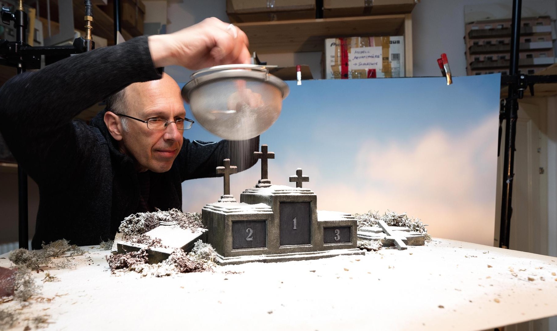 Der Frankfurter Künstler Frank Kunert mit einer seiner Miniaturen