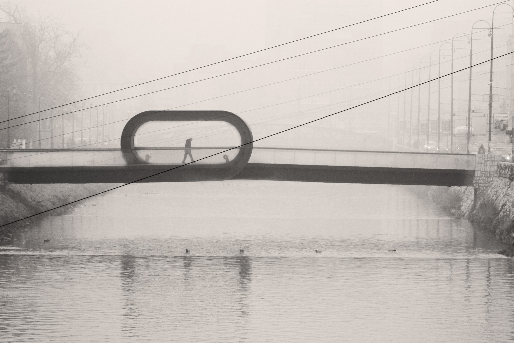 "Festina Lente"-Brücke über die Milijacka in der Nähe der Altstadt in Sarajevo im Smog