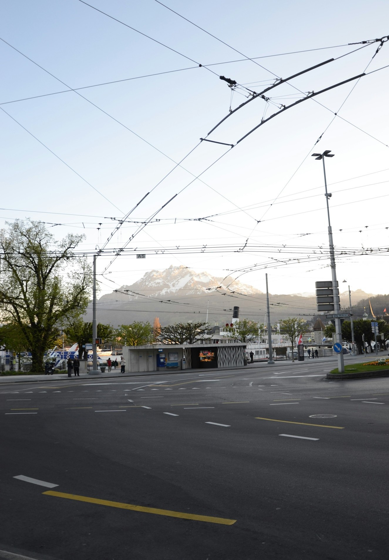 Leere Strasse am Schweizerhofquai in Luzern