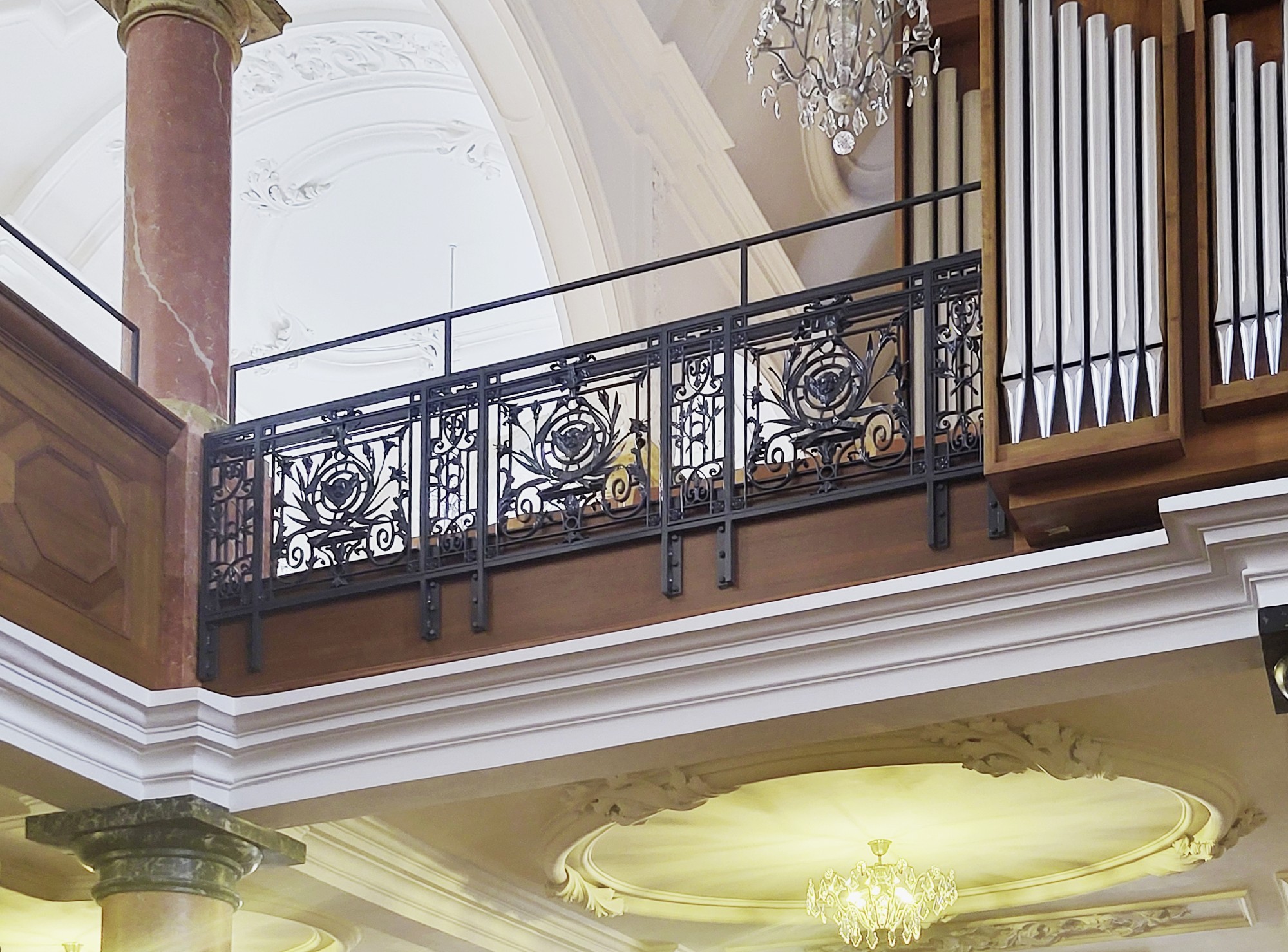 Das schmiedeeiserne Geländer auf der Empore von St. Peter in Zürich.