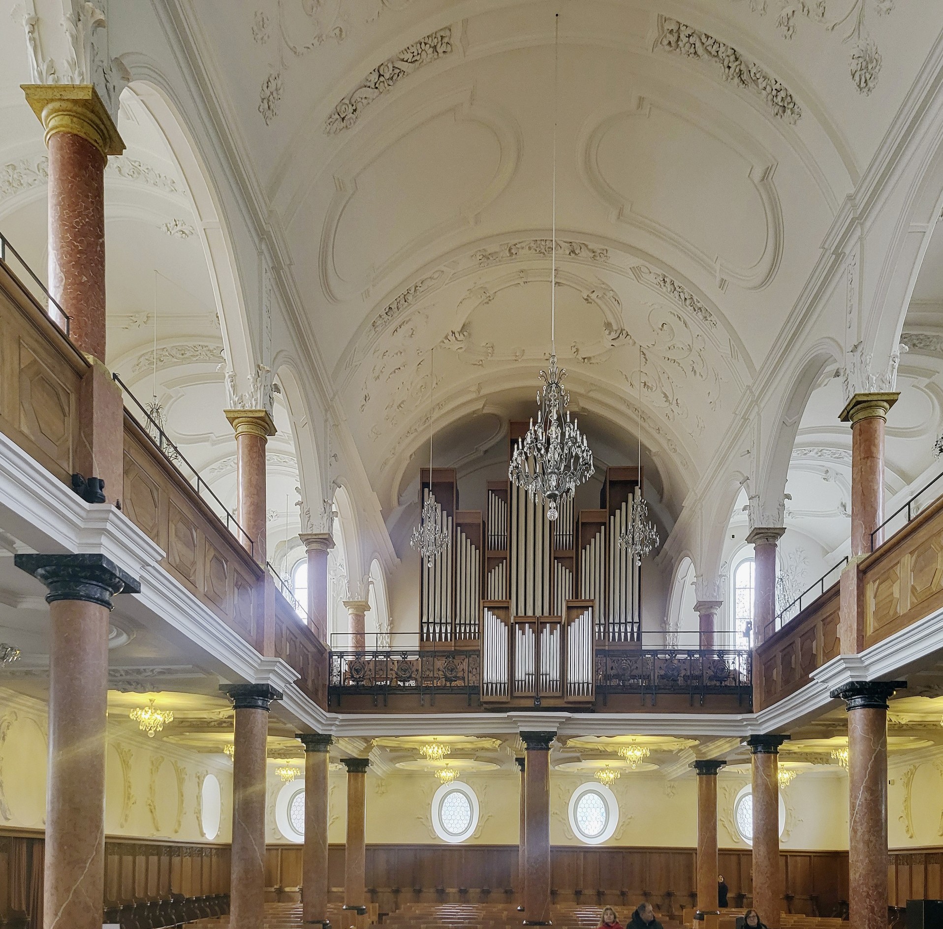 Das barocke Schiff der Kirche St. Peter in Zürich.