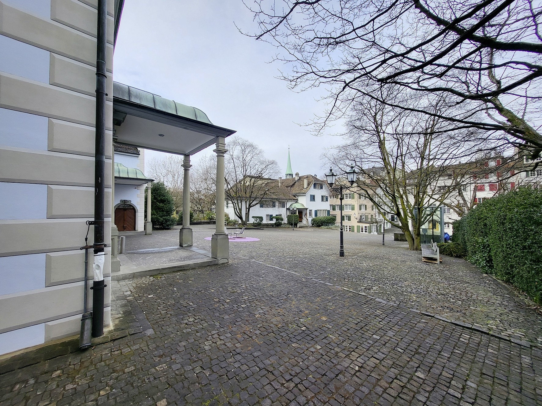 Der Kirchhof von St. Peter in Zürich.