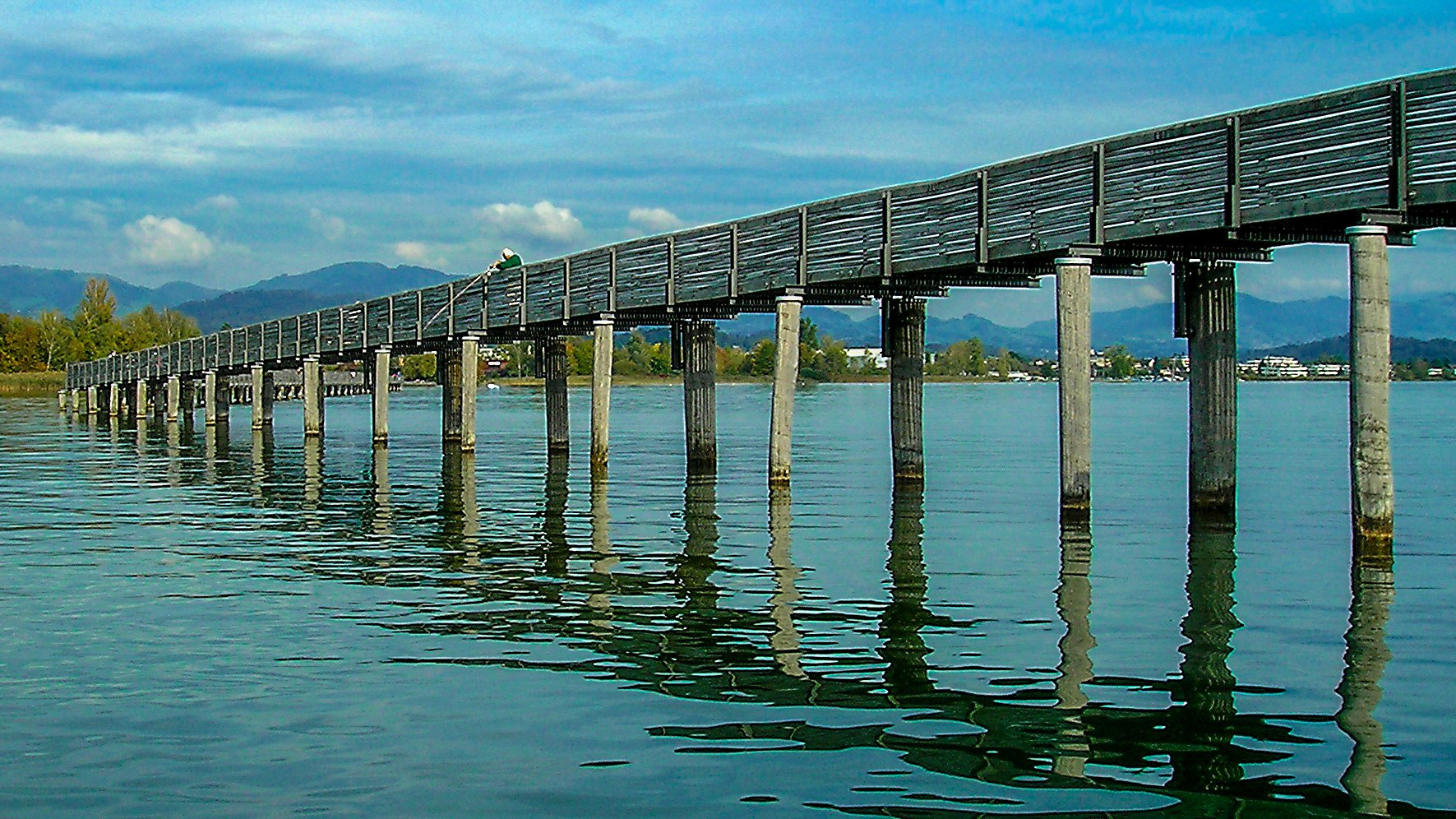 Holzsteg_über_den_Zürichsee,_Hurden_SZ_–_Rapperswil_SG_20071002-jag9889