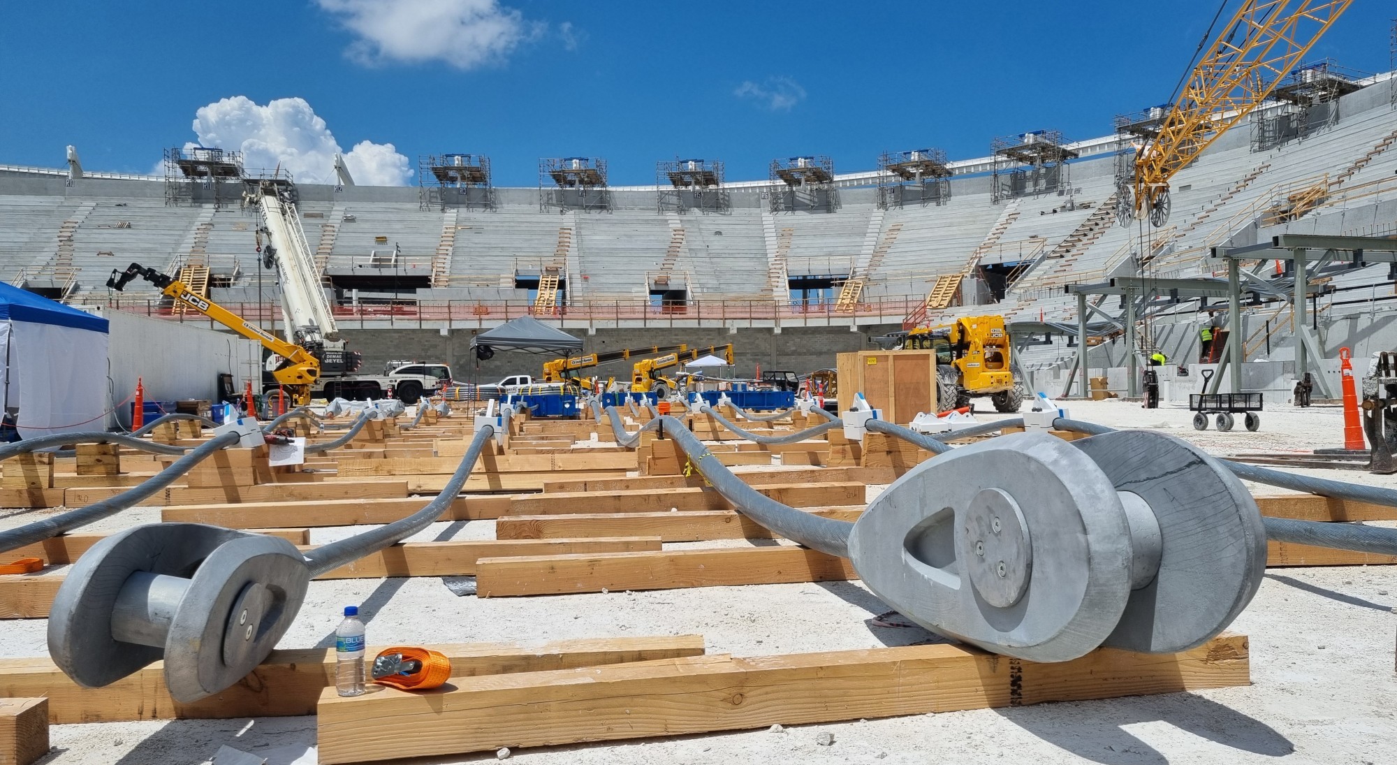 Einbau der Fatzer-Hochleistungsseile im Innenraum des im Bau befindlichen Fussballstadions von Miami.