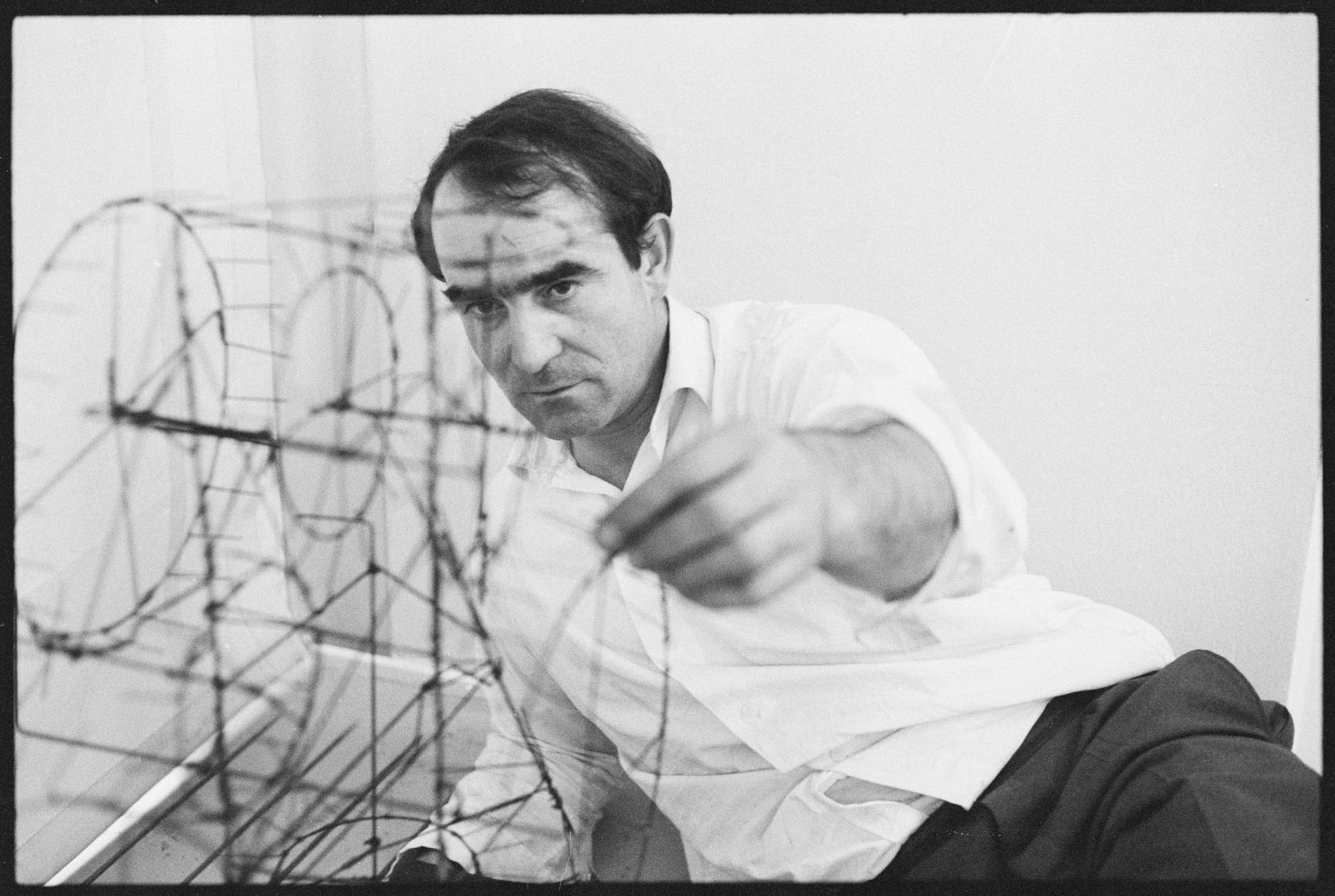 Jean Tinguely mit seinem Kunstwerk _Moulin a Priere_@zvg Museum Tinguely