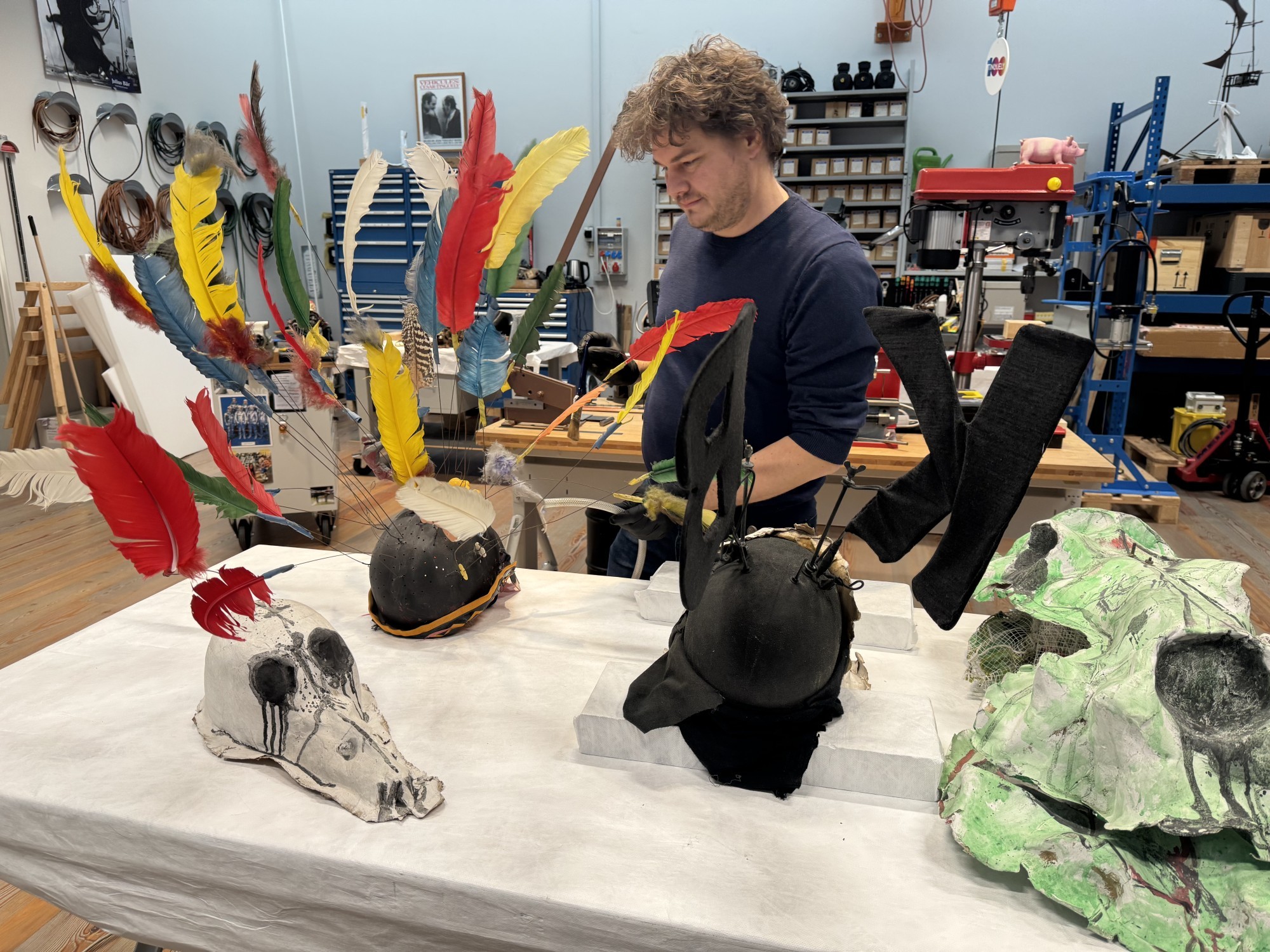 Restaurator Andy Hofmann entstaubt Tinguelys Fasnachtslarven 4@simonematthieu