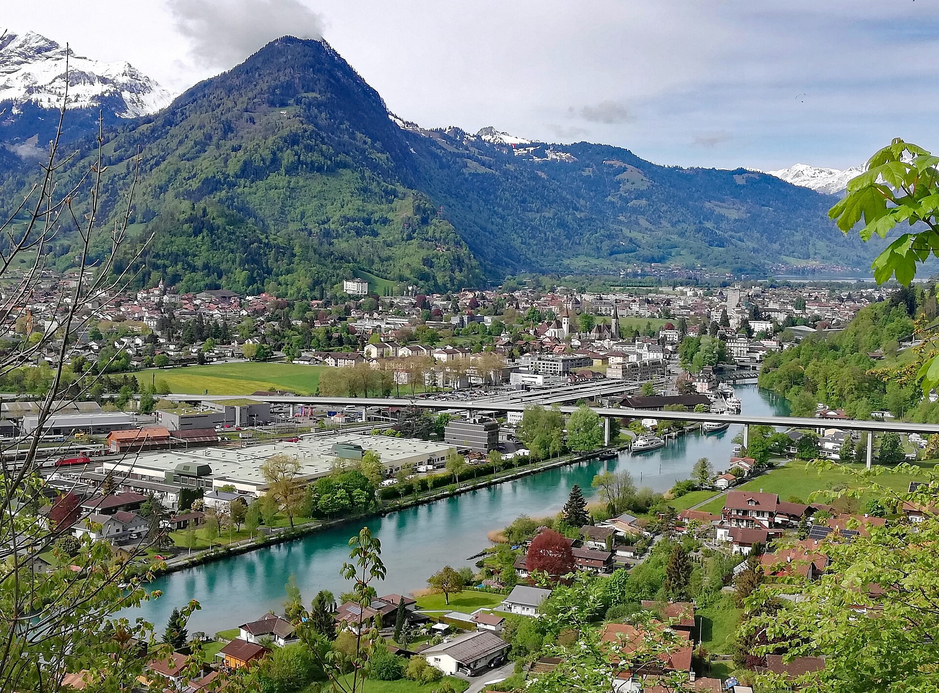 Goldswil-Viadukt mit Interlaken im Hintergrund