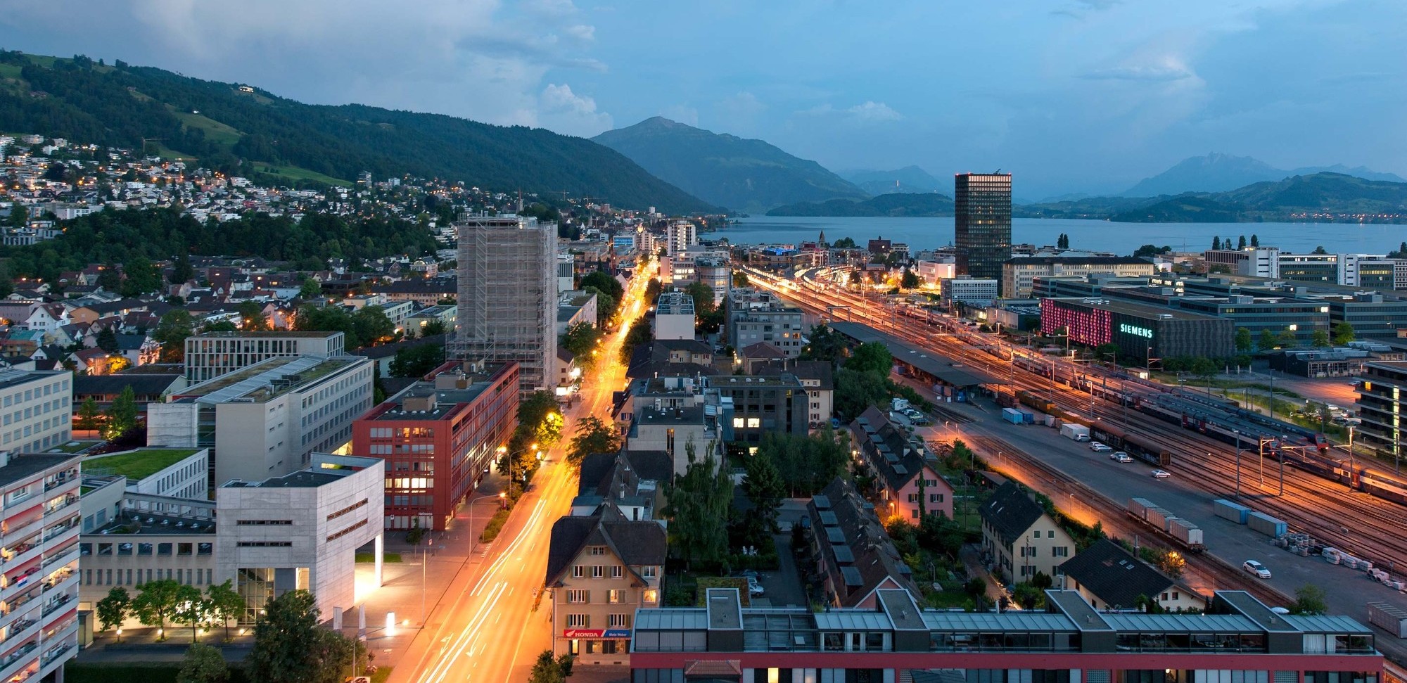 Die Baarerstrasse in Zug am Abend.