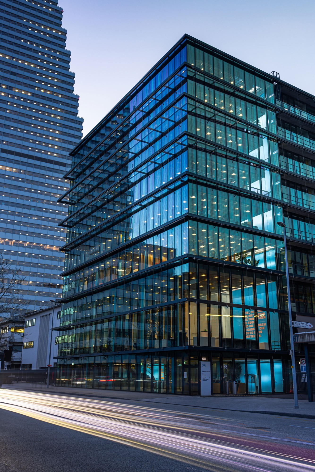 Innenraum IHB-Forschungsgebäude von Roche in Basel