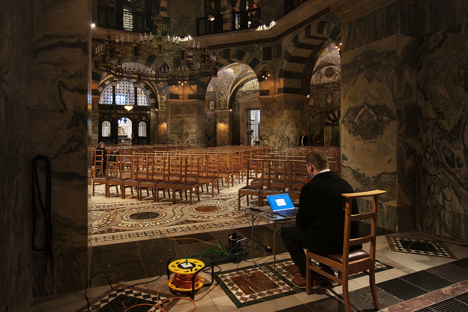 Akustikmessungen im Dom von Aachen.