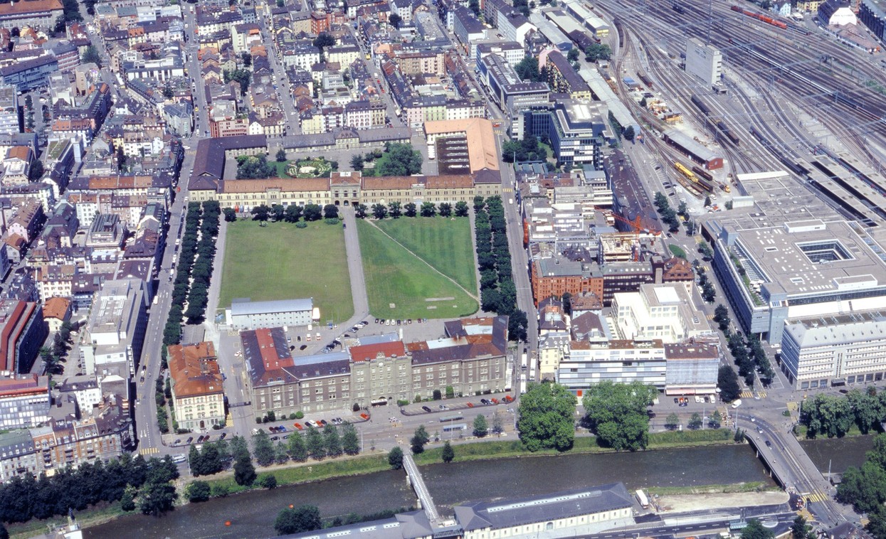 Luftbild vom Kasernenareal in der Stadt Zürich um 2004