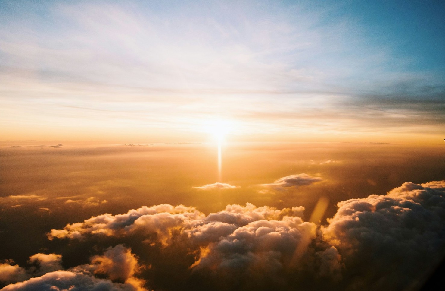 Blick aus einem Flugzeug auf die Wolken.