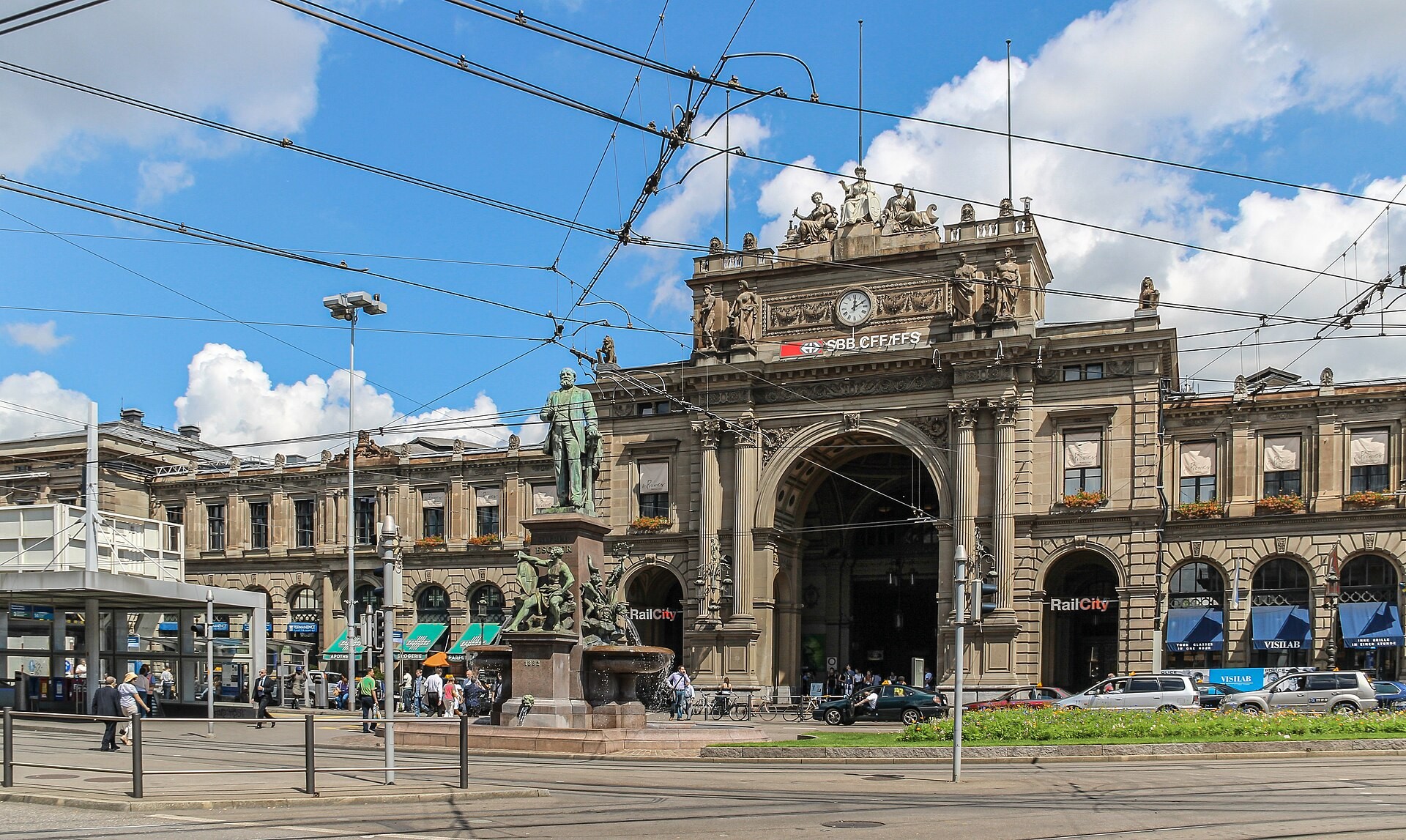 Bahnhofplatz beim Hauptbahnhof Zürich