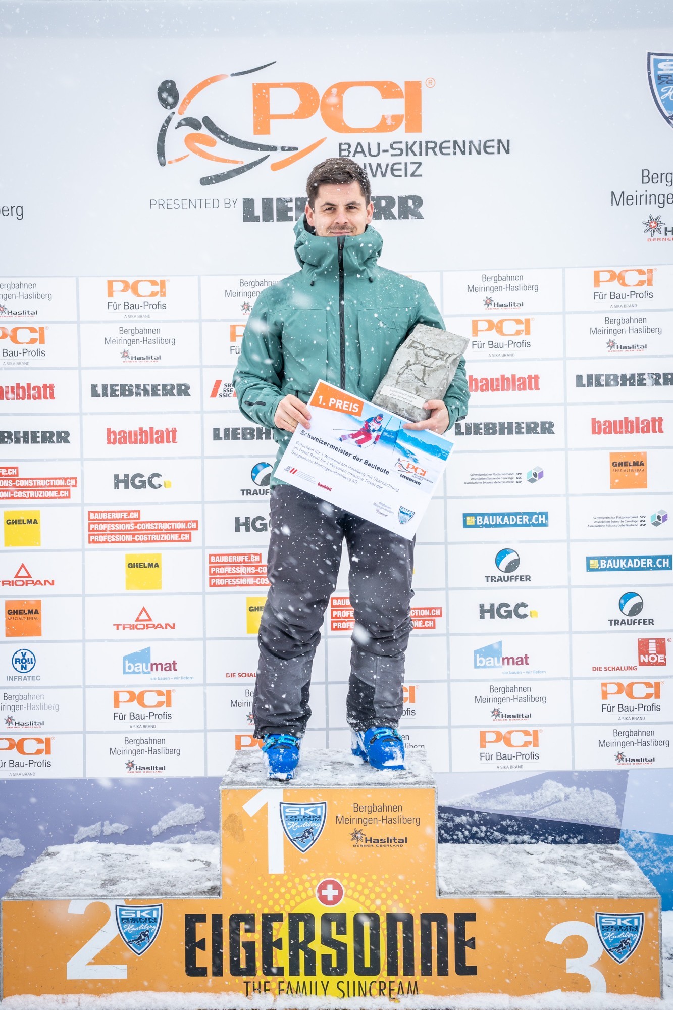 Fabio Vögeli bei Siegerehrung.