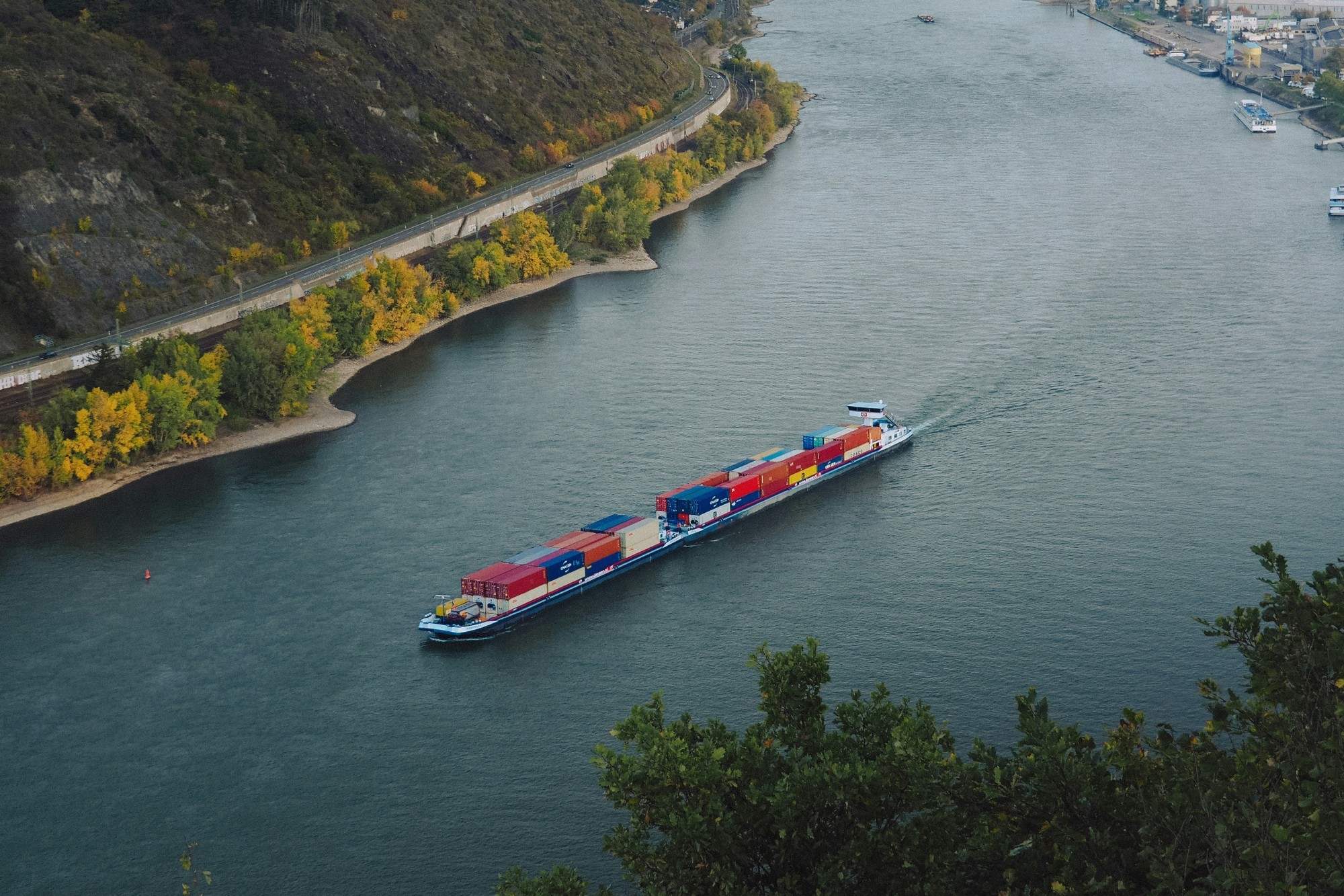 Frachtschiff auf dem Rhein. (Symbolbild)