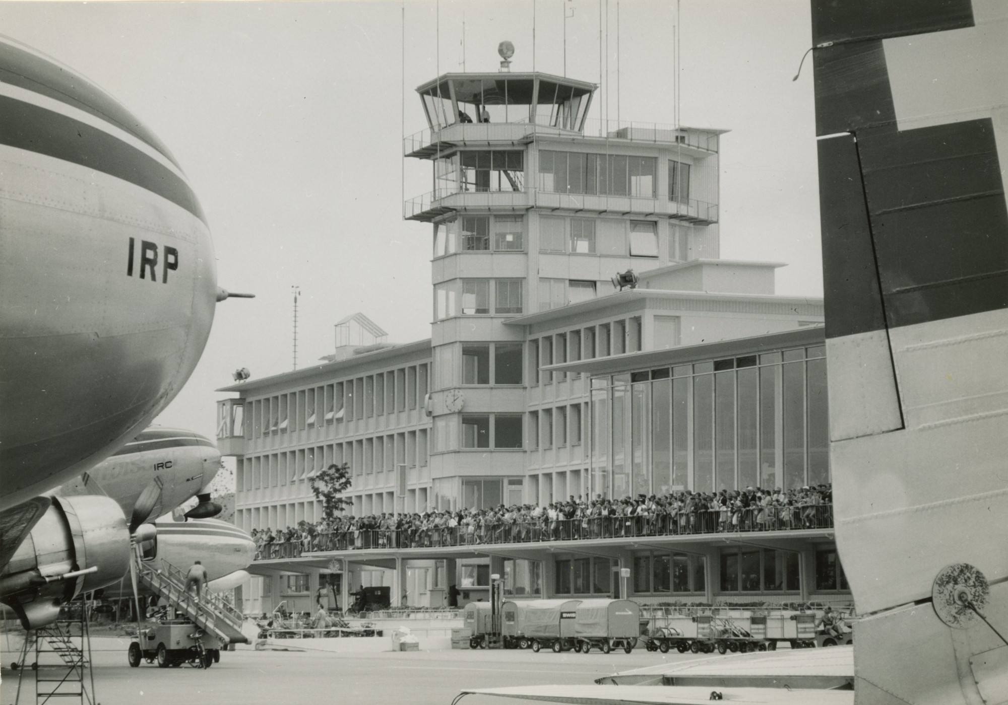 Flughof und Tower am Flughafen Zürich um 1950