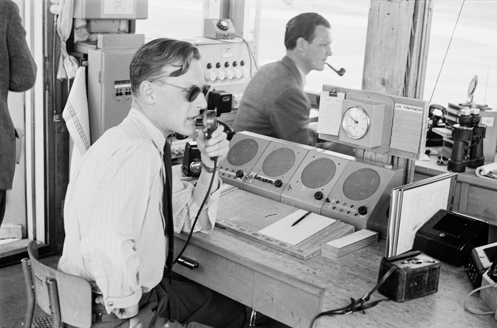 Fluglotsen bei der Arbeit in Kloten um 1950.