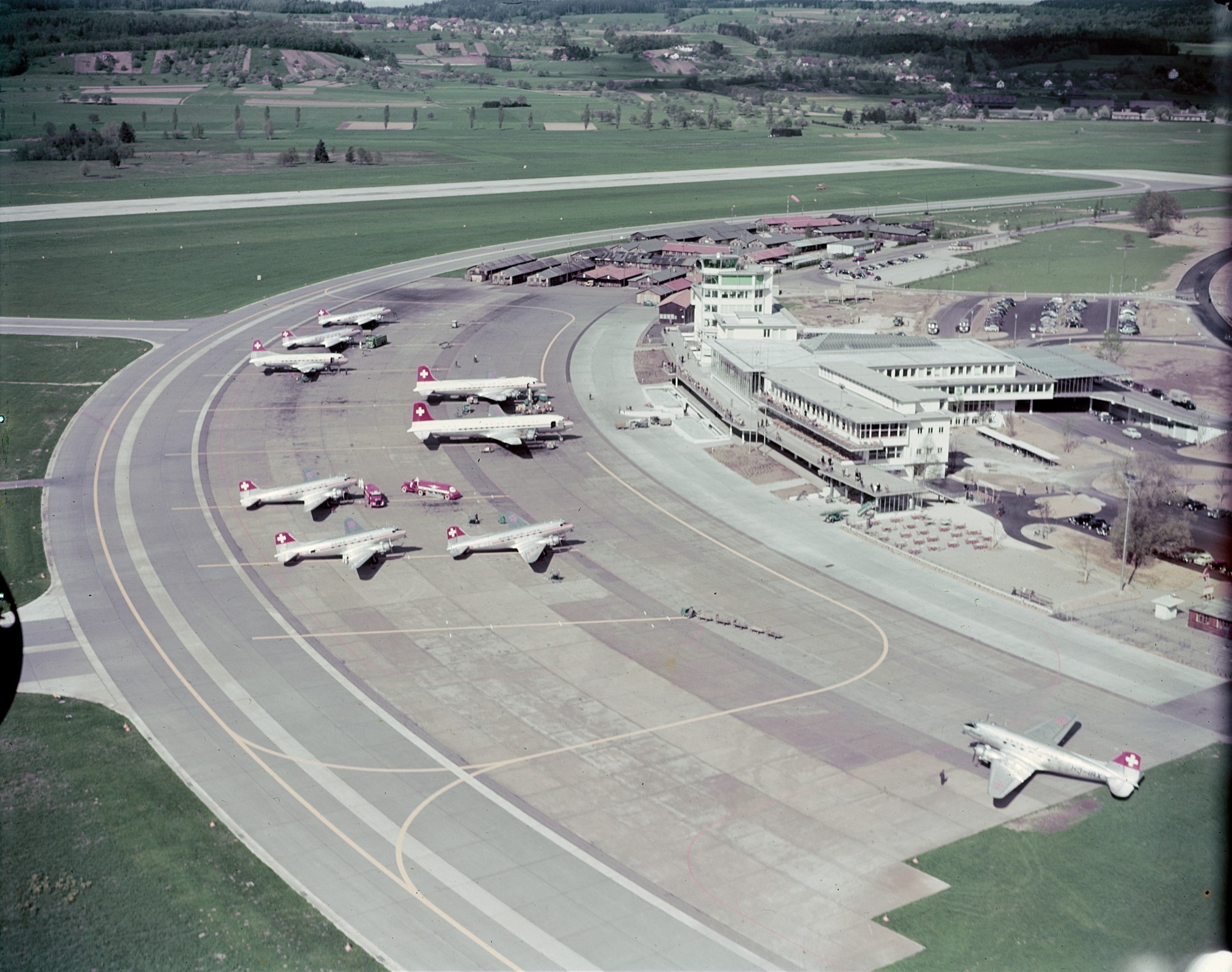 Blick auf den Flughafen Kloten. Das Foto wurd zwischen 1952 und 1962 aufgenommen.