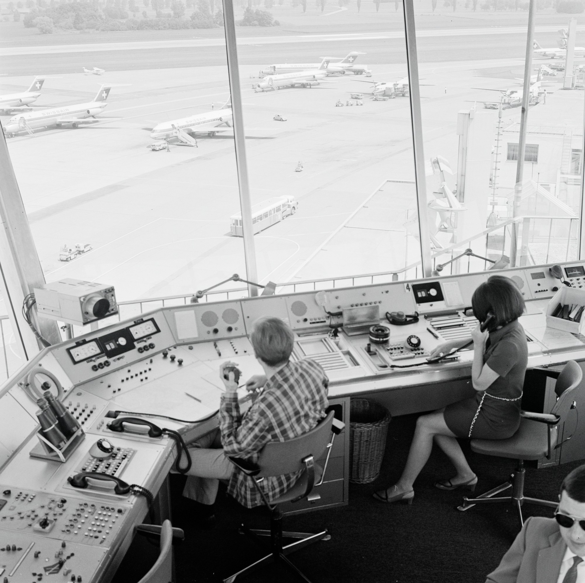 Fluglotsen im Kontrollturm am Flughafen Zürich-Kloten, im Juli 1969.