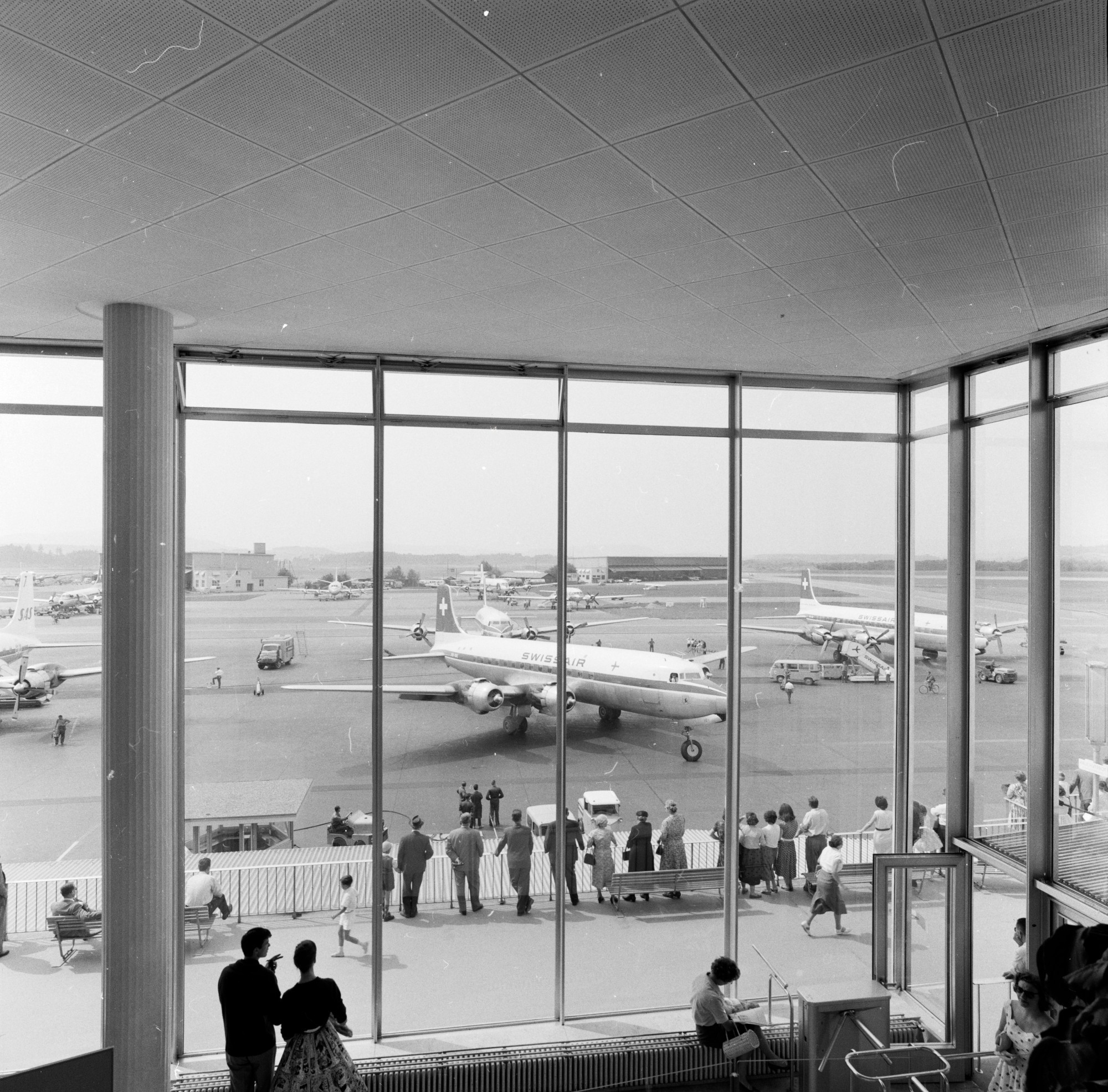 Blick von der Abflughalle auf die Zuschauerterrassse