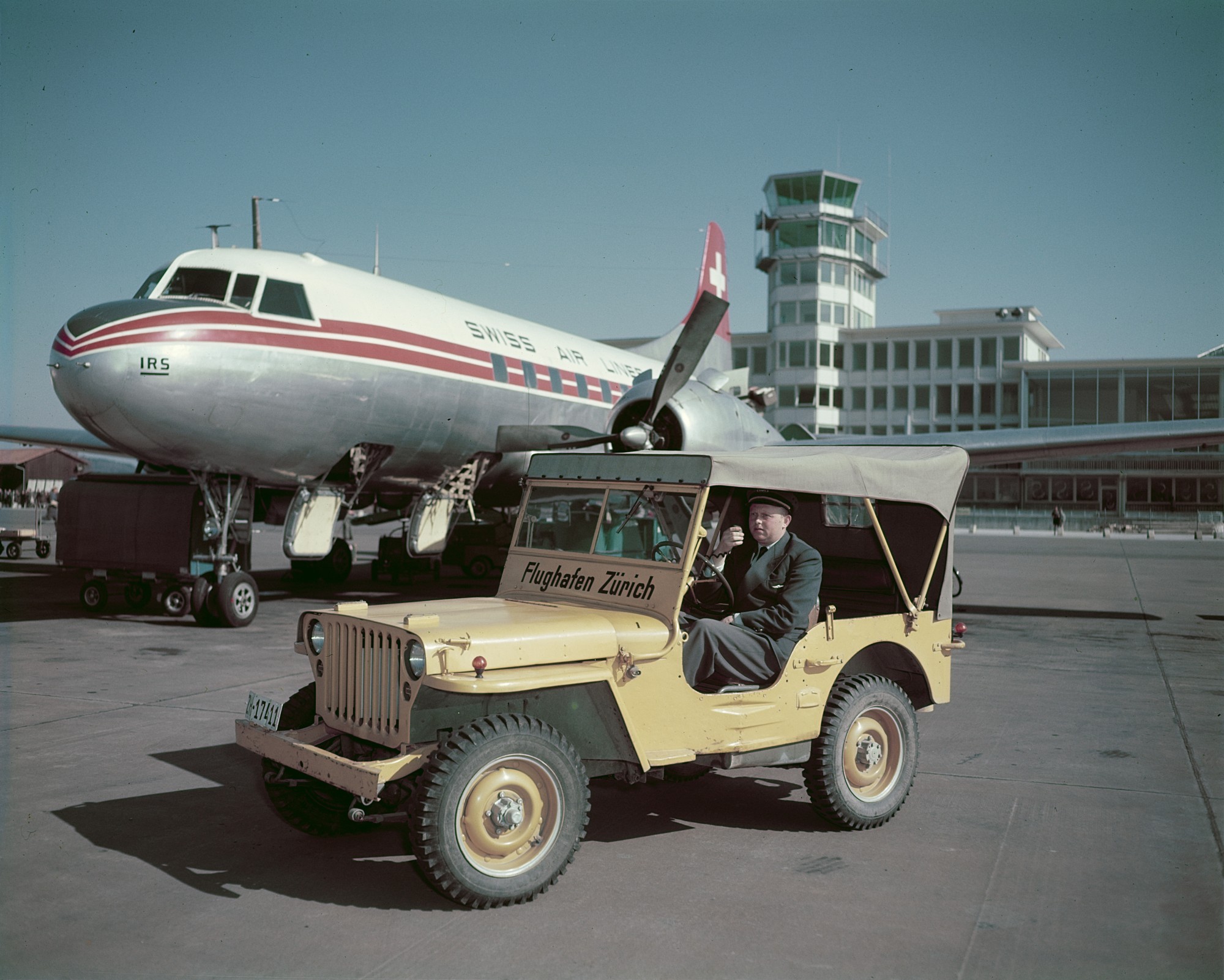 Convair CV-240-11 HB-IRS der Swissair, davor eines der Pistenfahrzeuge des Flughafens Kloten.