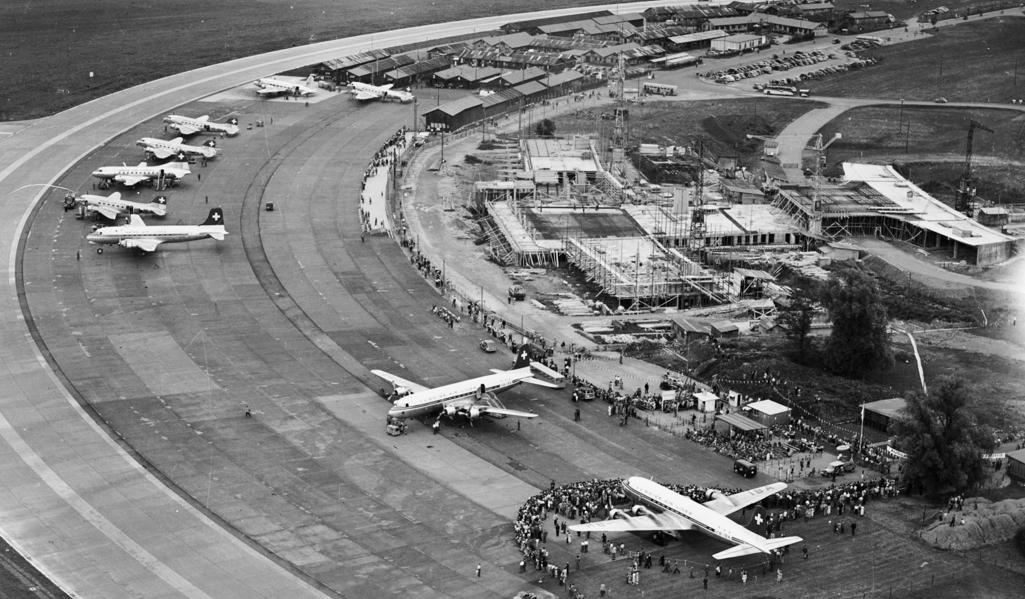 Das Passagierterminal des Flughafens Zürich-Kloten im Bau.