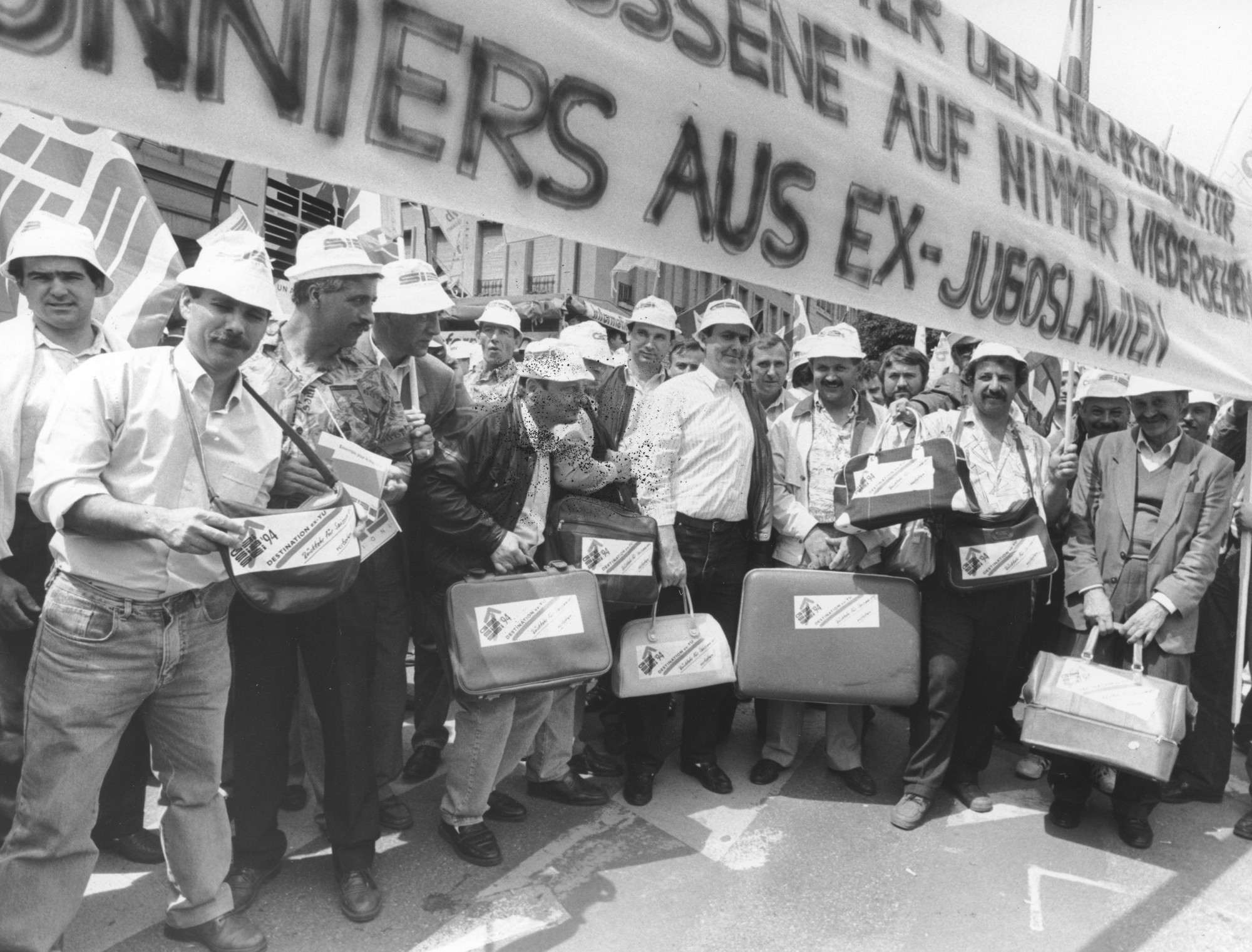 Demonstration von Saisonniers aus dem ehemaligen Jugoslawien um 1994.