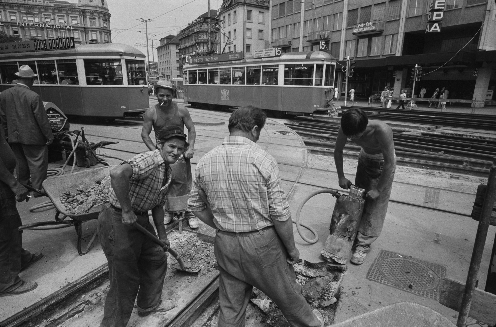 Italienische Gastarbeiter bei der Arbeit am Bellevue in Zürich um 1976.