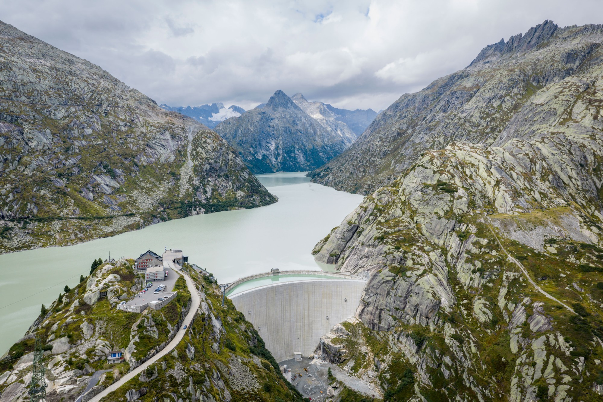 Blick auf die Staumauern Grimselsee und Spitallamm
