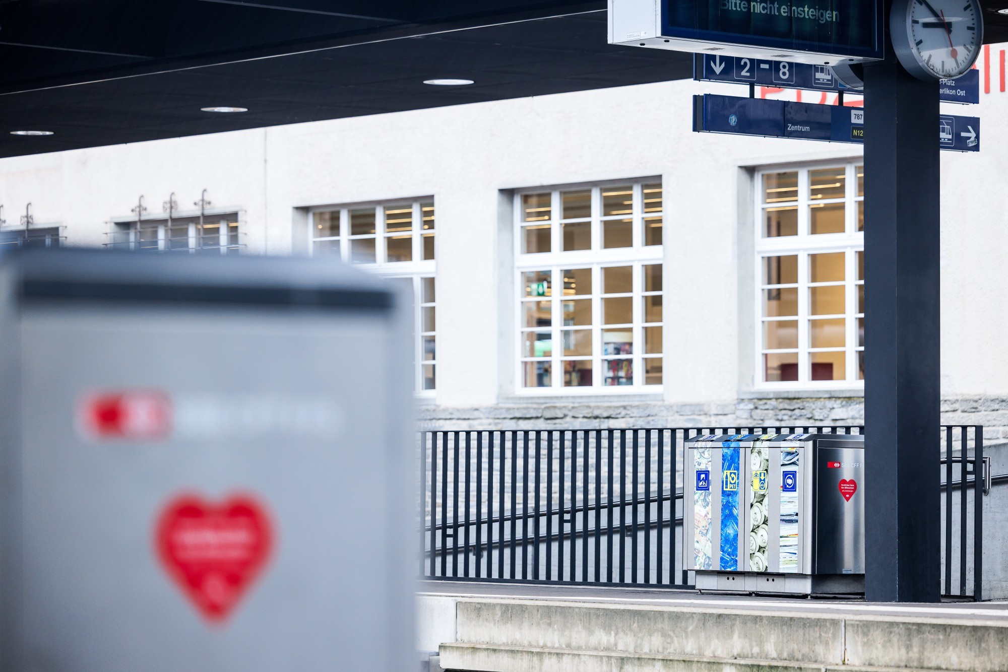 Recyclingstation auf Bahnhof der SBB