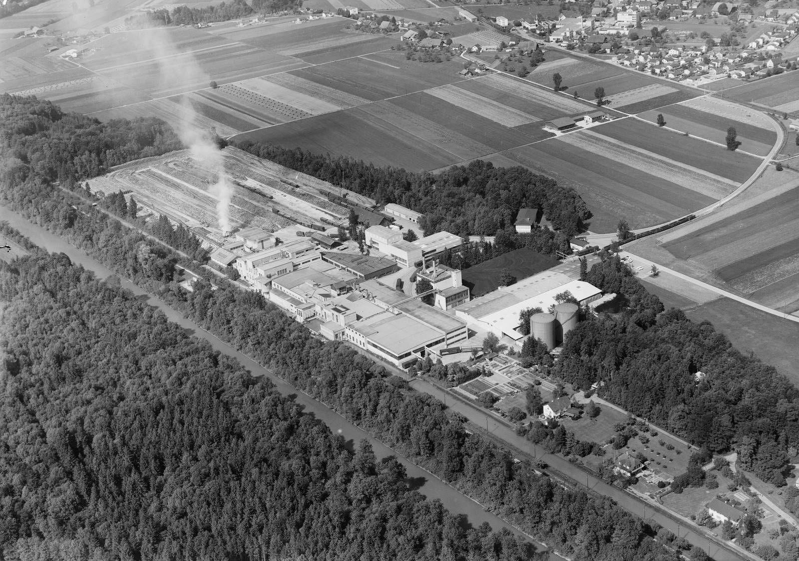 Luftbild der Papierfabrik Utzenstorf um 1970