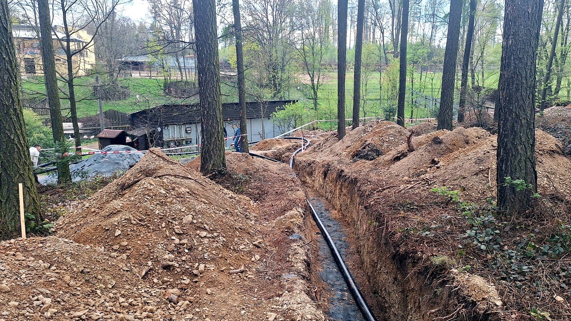 Flexibles Rohrsystems von Brugg Pipes im Zoo Olomouc in Tschechien während der Installation