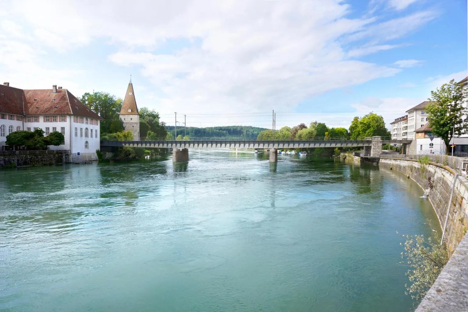 Eisenbahnbruecke über der Aare der Bahnlinie Solothurn–Biel