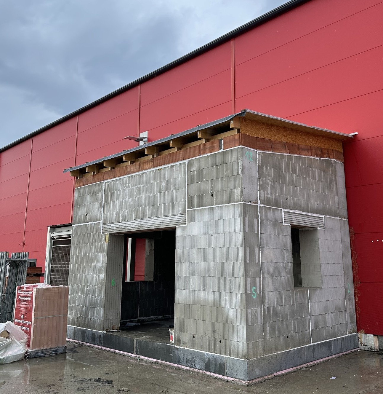 Neu aufgebautes Gebäude nach einer erfolgten Demontage