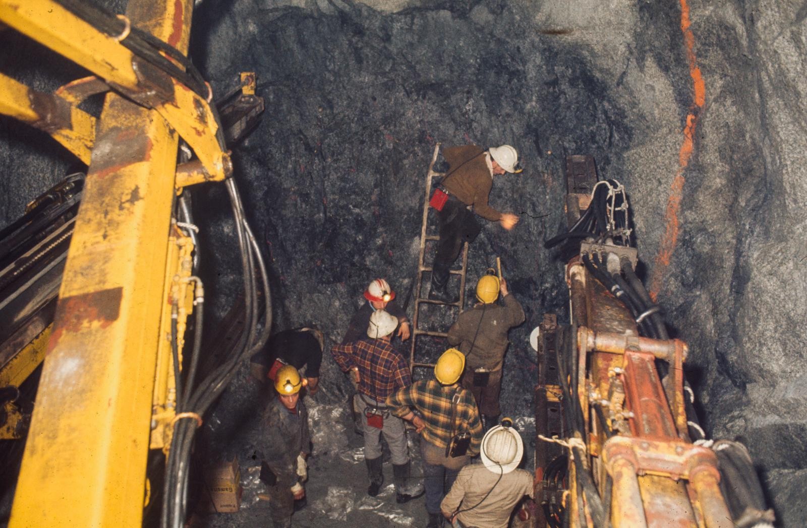 Ladearbeiten beim Bau des Bedretto-Stollens um 1977