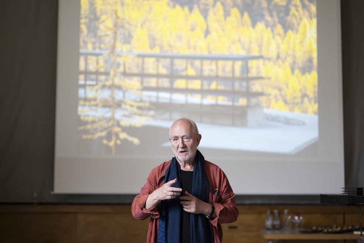 Peter Zumthor bei Präsentation des Tessanda-Neubaus