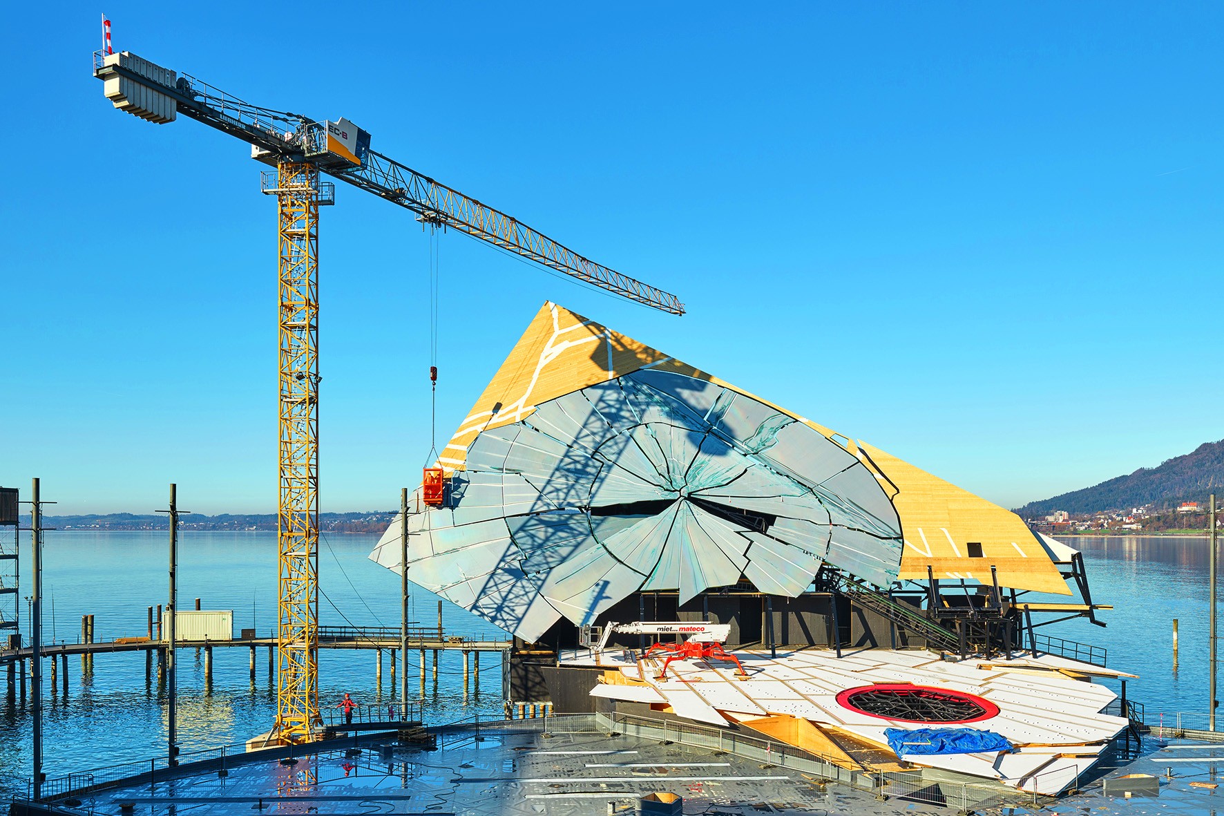 Bau des Bühnenbilds der Bregenzer Festspiele mit Liebherr-Kran