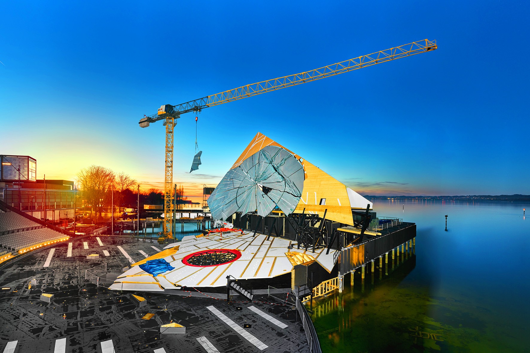Bau des Bühnenbilds der Bregenzer Festspiele mit Liebherr-Kran
