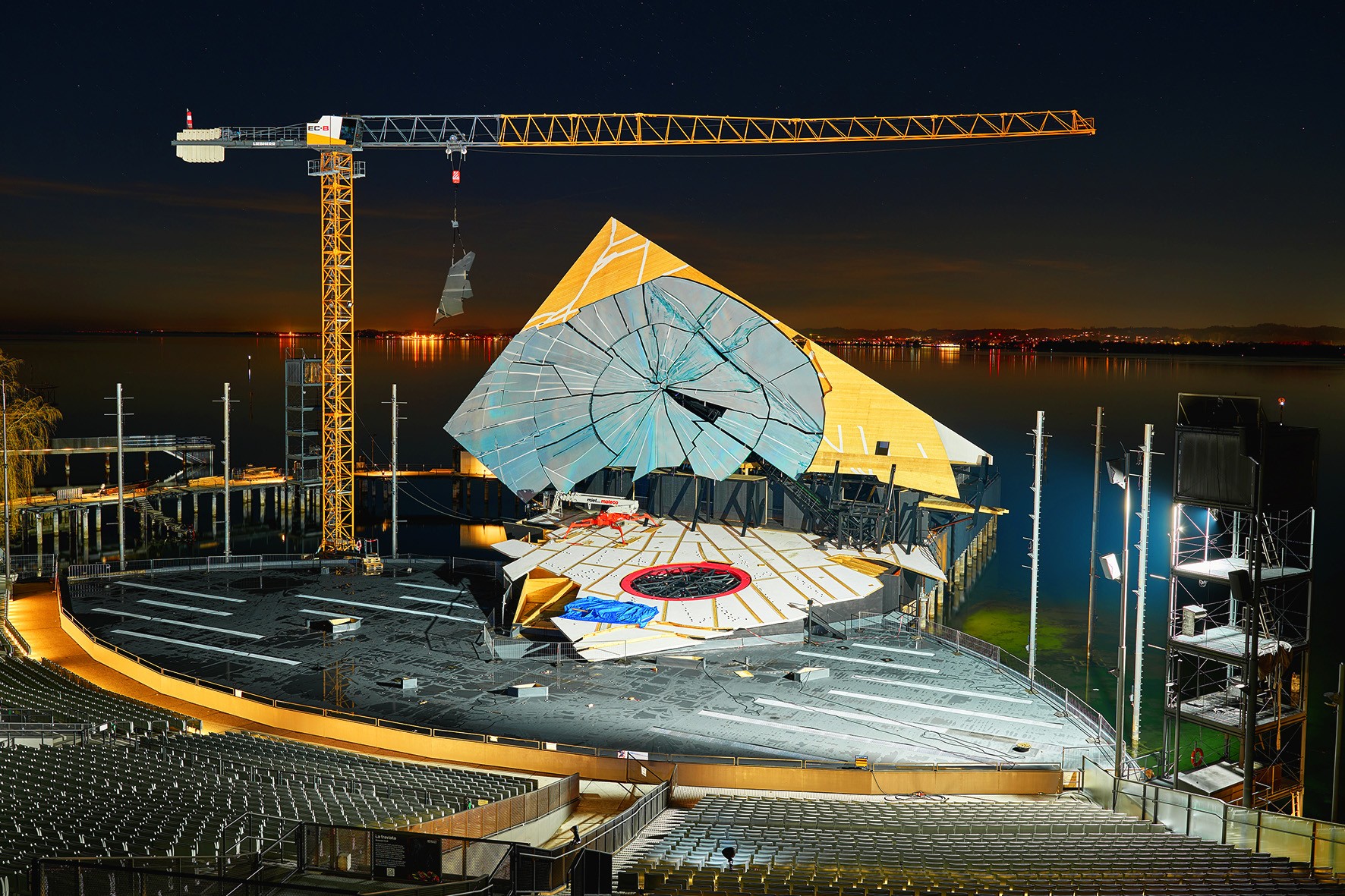 Bau des Bühnenbilds der Bregenzer Festspiele mit Liebherr-Kran