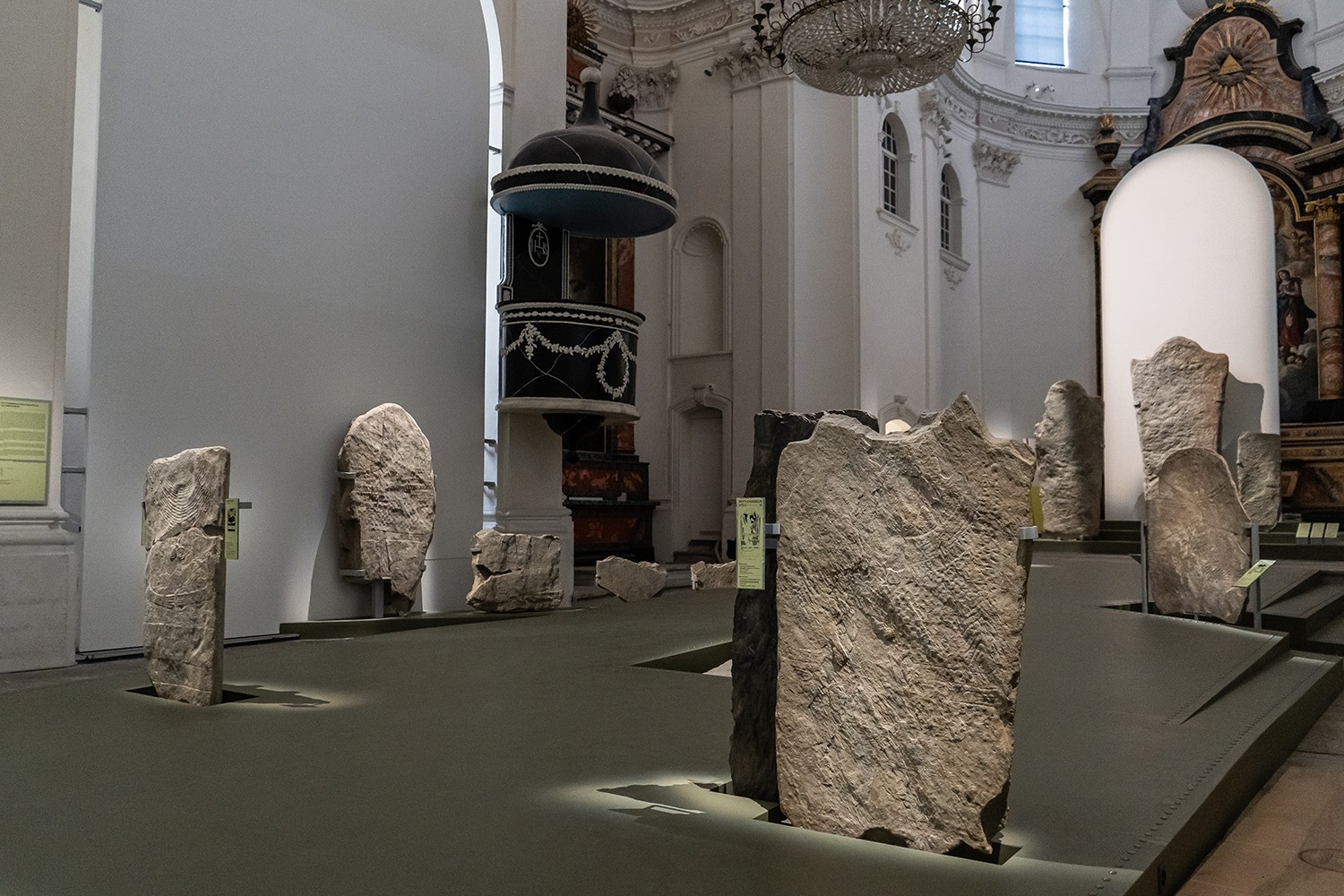 Stelen-Ausstellung im Geschichtsmuseum Wallis