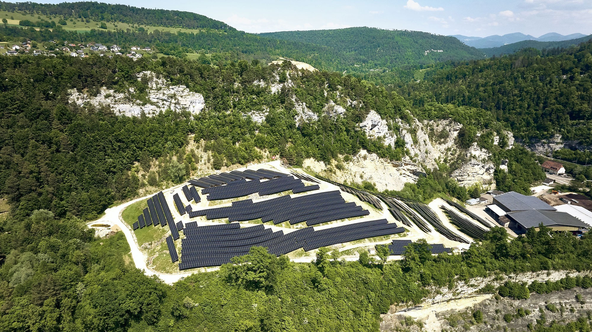 Drohnenaufnahme der PV-Anlage auf Hiterm Chestel Deponie in Liesberg