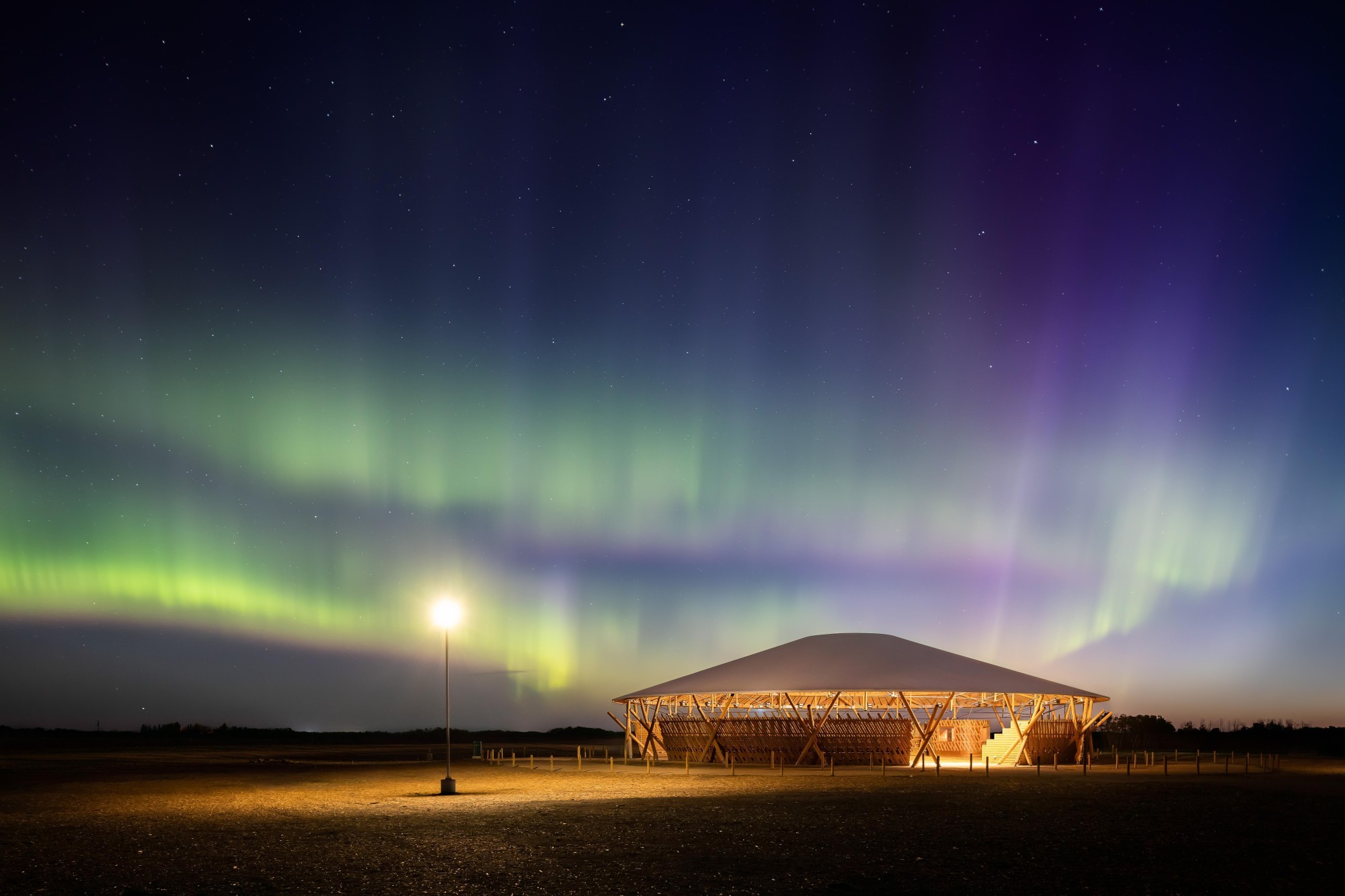 Muscowpetung Powwow Arbour  bei Nacht mit Nordlicht