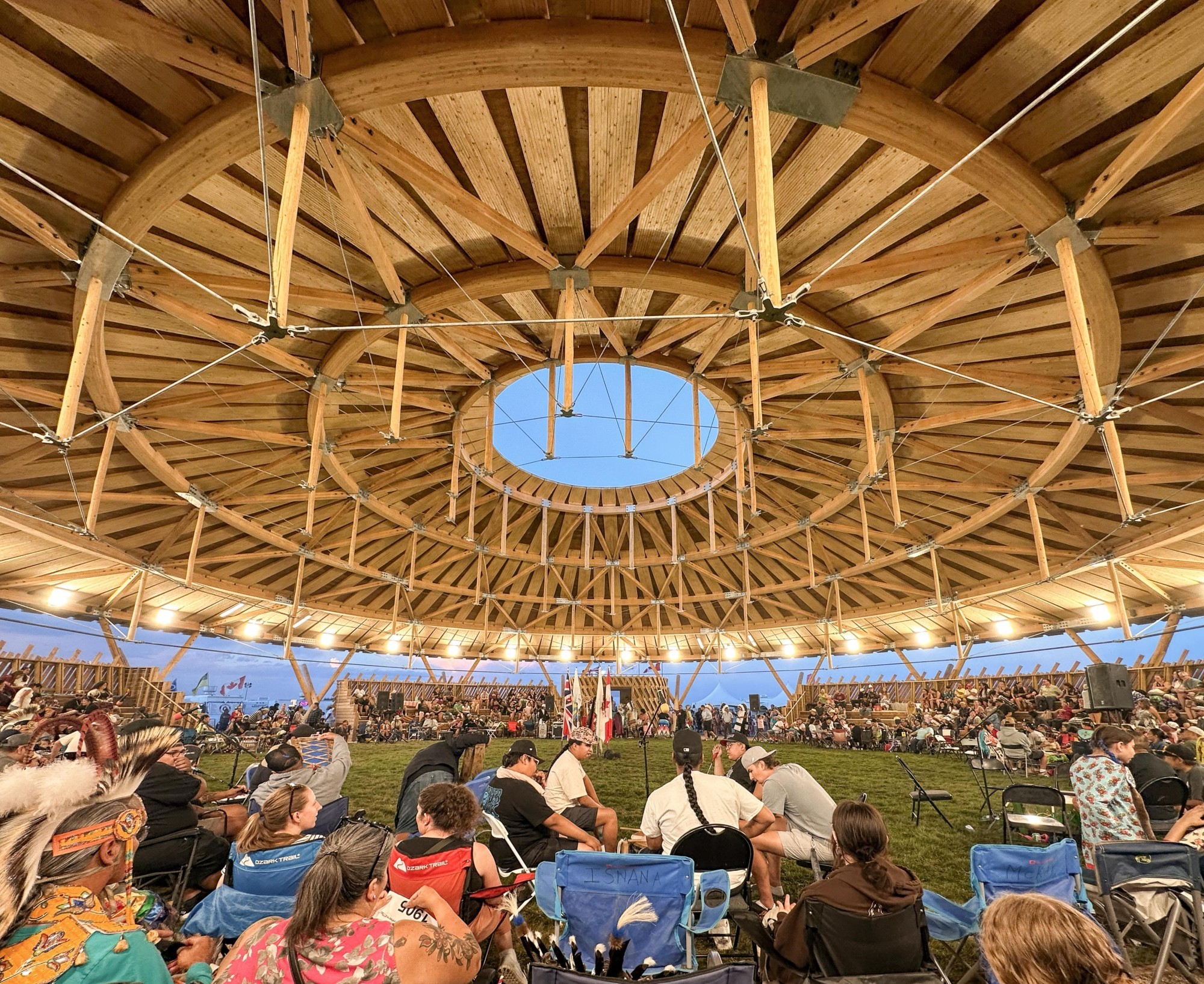 Muscowpetung Powwow Arbour (Innenraum mit Publikum)