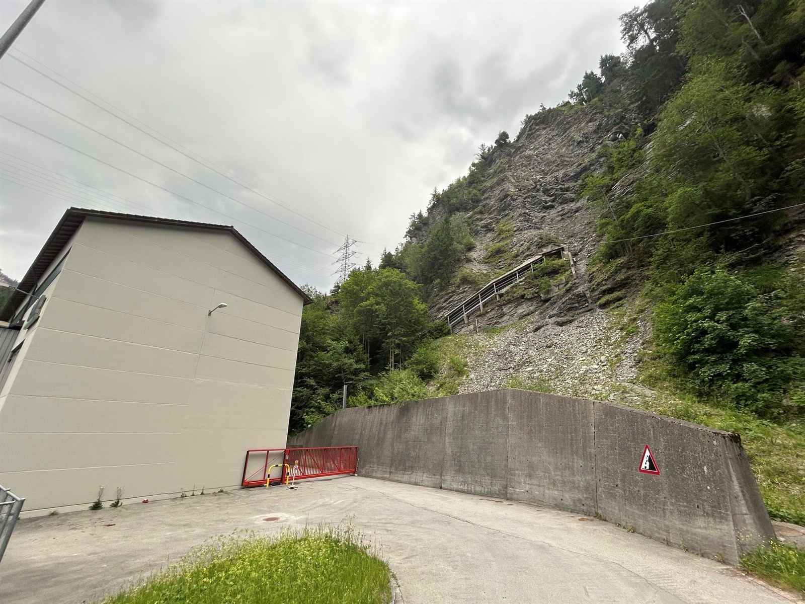 Kraftwerk Tiefencastel Schutzwand