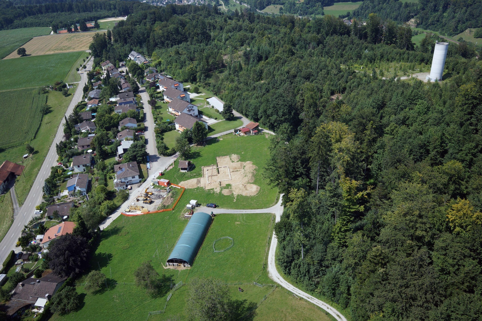 Luftaufnahme der Fundstelle Heidenkirche bei Wettswil